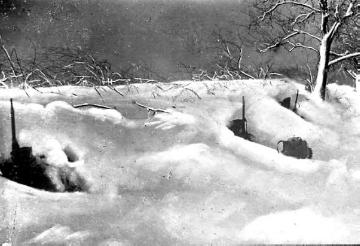 Kriegsschauplatz Galizien/Rumänien um 1917: Schützengraben mit deutschen Soldaten in den verschneiten Karpaten
