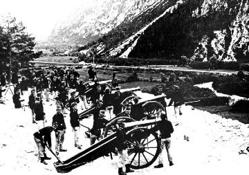 Artillerie im Ersten Weltkrieg - Dolomiten 1916: Geschützstellung der österreichisch-ungarischen Armee am Fuße der Dolomiten (Österreich/Italien)