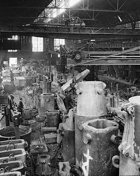 Stahlwerk: Kokillenlager und Laufkräne in der Gießhalle