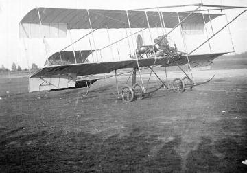 Eines der ersten Motorflugzeuge auf dem Flugplatz Loddenheide