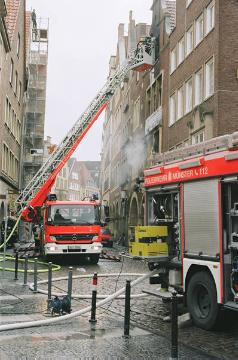 Feuerwehr im Einsatz: Brand in der Feinkosthandlung "Holstein", Bogenstraße