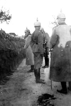 Erster Weltkrieg: Kaiser Wilhelm II. bei den Oelsen-Dragonern [konkreter Kriegsschauplatz nicht überliefert]