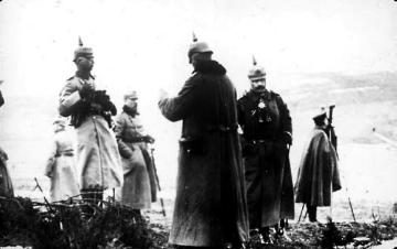 Erster Weltkrieg: Kaiser Wilhelm II. mit Generälen an der Front [konkreter Kriegsschauplatz nicht überliefert]