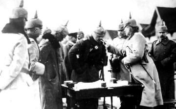 Erster Weltkrieg: Kaiser Wilhelm II. mit Generälen beim Kartenstudium, Ostfront [konkreter Kriegsschauplatz nicht überliefert]