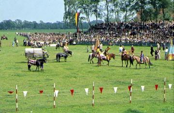 Wildwest-Show auf dem traditionellen Wildpferdefang im Merfelder Bruch, undatiert, um 1970