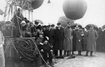 Freiballonwettfahrt in Münster, undatiert (1927?) - Startvorbereitungen auf dem Flugplatz Loddenheide (?)