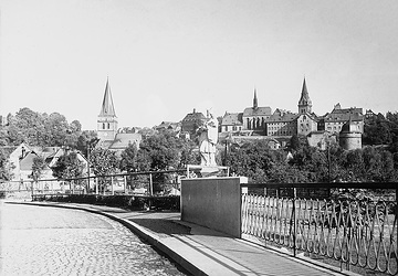 Diemelbrücke mit Statue des Hl. Nepomuk und Blick auf die Kirche St. Mariä Heimsuchung (l.) und die ehem. Dominikaner-Klosterkirche (Mitte), um 1940?