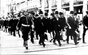 Erster Weltkrieg: Deutsche Reservisten versammeln sich zum Einrücken in die Armee (Berlin?)
