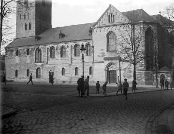 St. Petri-Kirche mit Vorplatz (Ansicht von Süden), Aufnahmedatum der Fotografie ca. 1913.