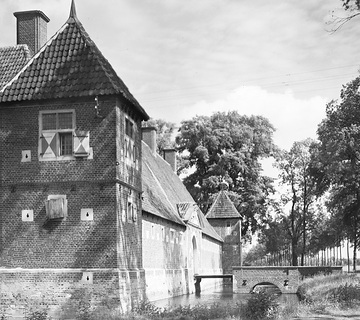 Haus Borg, Vorburg mit Gräftenbrücke und Toreinfahrt, um 1940?