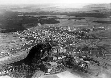 Ruine Hohentwiel (Luftbild), bedeutendste Höhenburg auf dem gleichnamigen Kegelberg (einstiger Vulkan) im Hegau, Hausberg und Wahrzeichen von Singen im Landkreis Konstanz (Aufnahme undatiert, geschätzt um 1930)