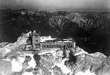 Zugspitze (2963 m üNN) im Wettersteingebirge mit "Münchener Haus", Alpenhütte des Alpenvereins, eröffnet 1897, und Metereologischer Hochstation, eröffnet 1900 (Aufnahme undatiert, geschätzt um 1930)