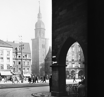 Belebter Marktplatz mit Blick auf die Reinoldi-Kirche, um 1930?