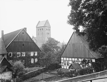 Bauernhof und Kirchturm der Pfarrkirche St. Michael in Kirchborchen