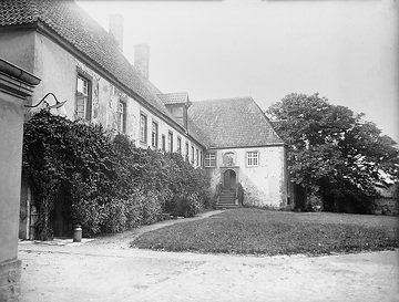 Ehem. Benediktinerinnenkloster, 860-1803, Herzebrock: Konventshaus mit Blick zum Nordflügel (um 1930?)