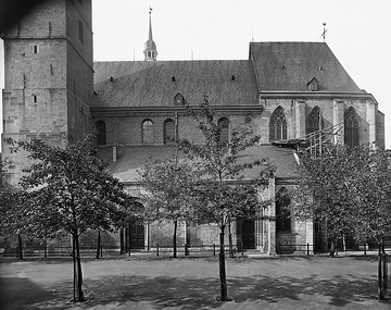 St. Marienkirche, Seitenansicht mit Kirchplatz