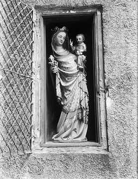 Kath. Wallfahrtskirche zum Heiligen Kreuz: Gotische Madonnenskulptur in einer Wandnische, um 1930?