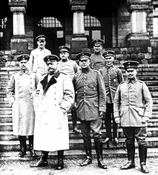 Erster Weltkrieg, Ort unbekannt, 1914/1915: Paul von Hindenburg (1847-1934), Generalfeldmarschall seit Mai 1914, mit seinem Stab, darunter General Erich Ludendorff (links, Stellvertreter Hindenburgs) und Oberleutnant Max Hoffmann (rechts), undatiert