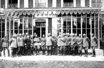 Erster Weltkrieg, Westfront, Frankreich, September 1916: Generalfeldmarschall Paul von Hindenburg (1847-1934, Mitte) und Generalstab anlässlich einer Lagebesprechung in Cambrai