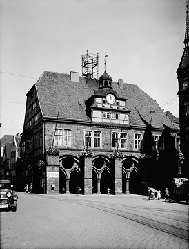 Rathaus mit gotischen Maßwerk-Arkaden aus dem 13. Jahrhundert
