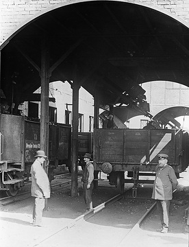 Zeche Hedwigs Wunsch, Werksbahnhof: Waggonbeschüttung mit sortierter Kohle aus dem Verladeband. Undatiert, um 1910?