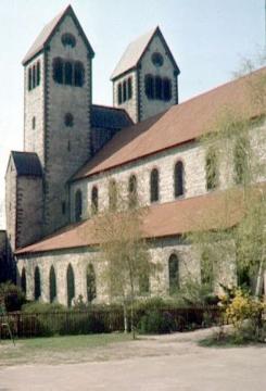 Ev. Abdinghof-Kirche: Langhaus und Türme der Basilika von Südosten