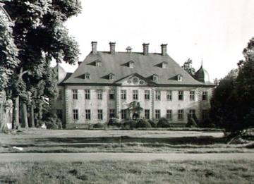 Schloss Erpernburg, Hauptfront mit Vorplatz