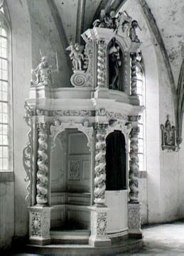 Beichtstuhl mit reichem Schnitzwerk in der Mariä-Empfängnis-Kirche, Marienfeld (um 1710)