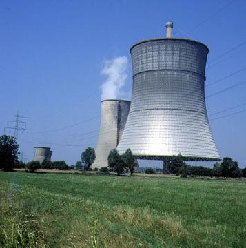 Kühltürme der VEW (Vereinigte Elektrizitätswerke Westfalen); im Vordergrund Trockenkühlturm des THTR-300 (Thorium-Hoch-Temperatur-Reaktor)