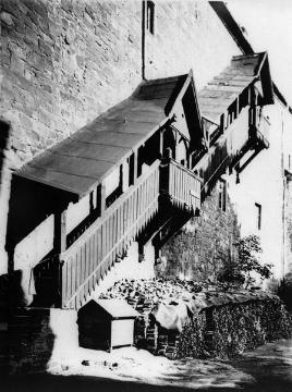 Überdachte Holztreppe im Hof von Schloss Rhoden