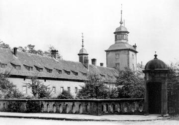 Kloster Corvey, ehem. Benediktinerabtei, um 1944?: Wirtschaftsgebäude neben der Toranlage (Ansicht von Süden)