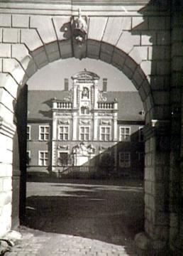 Schloss Ahaus: Blick durch das Triumphtor auf den Mittelrisalit des Haupttraktes