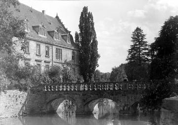 Schloss Borlinghausen, Westansicht mit Gräftenbrücke