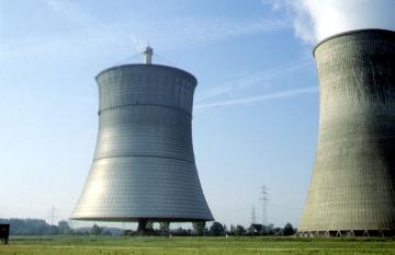 Zur Sprengung vorgesehener Trockenkühlturm des THTR-300 (Thorium-Hoch-Temperatur-Reaktor) [links] im Kraftwerkskomplex der VEW (Vereinigte Elektrizitätswerke Westfalen)