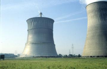 Sprengung des Trockenkühlturms des THTR-300 (Thorium-Hoch-Temperatur-Reaktor) im Kraftwerkskomplex der VEW (Vereinigte Elektrizitätswerke Westfalen)