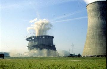 Einsturz des Trockenkühlturms des THTR-300 (Thorium-Hoch-Temperatur-Reaktor) im Kraftwerkskomplex der VEW (Vereinigte Elektrizitätswerke Westfalen)