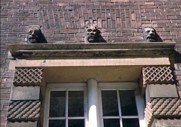 Haus Assen, Fenstergesims mit Dämonenköpfen an der hofseitigen Fassade