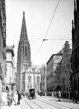 Blick auf den Prinzipalmarkt (Ostseite) und Lamberti-Kirche mit regem Passantenverkehr