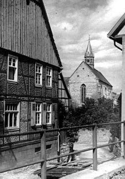 Ortsteil Wormeln: Fachwerkhaus in Backstein an der Pfarrkirche St. Simon und Judas