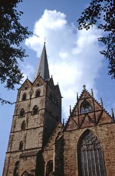 Ev. Münsterkirche: Südseite mit Krämerchor, Paradies und Turm, ehem. Stiftskirche St. Marien und Pusinna, erbaut 1220-1270/80 - erste Großhallenkirche Westfalens