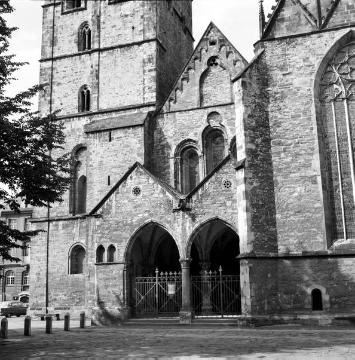 Ev. Münsterkirche: Südseite mit Paradies, ehem. Stiftskirche St. Marien und Pusinna, erbaut 1220-1270/80 - erste Großhallenkirche Westfalens