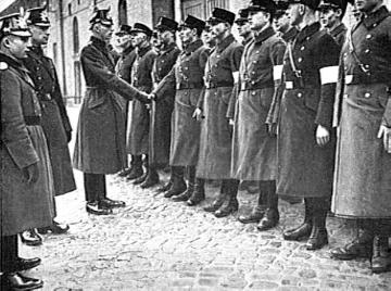 Vereidigung von Potsdamer SS(Schutzstaffel)-Mitgliedern zu Hilfspolizisten durch einen Offizier der preußischen Schutzpolizei im Frühjahr 1933