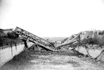 Kriegsschauplatz Somme (Frankreich) 1916: Zerstörte Eisenbahnbrücke über den Somme-Schelde-Kanal