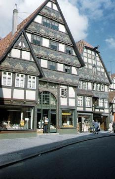 Fachwerkgiebelhäuser mit Schnitzornamentik aus dem 17. Jahrhundert in der Lange Straße