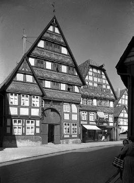 Fachwerkgiebelhäuser mit Schnitzornamentik des 17. Jahrhunderts in der Lange Straße (Vorkriegszustand)