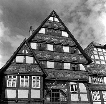 Fachwerkgiebel mit ornamentalen Balkenschnitzereien eines Hauses aus dem Jahr 1612 in der Lange Straße