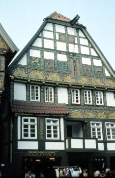 Fachwerkgiebelhaus mit Balkenschnitzereien aus dem 17. Jahrhundert in der Lange Str.