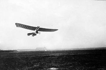 Der Magdeburger Ingenieur Hans Grade mit seinem selbst gebauten Eindecker "Libelle" auf einem Wettflug über 3 km ohne Zwischenlandung, absolviert und von ihm gewonnen im Rahmen der Wettflugveranstaltung  "Lanz-Preis der Lüfte" (Preisgeld 40.000 Reichsmark), Oktober 1909
