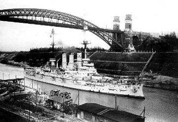 Linienschiff "Pommern" unter der Grünenthaler Hochbrücke auf dem Kaiser-Wilhelm-Kanal vor Kriegsbeginn [in der Skagerrak-Schlacht gesunken]