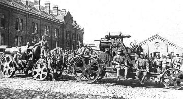 Kriegsjahr 1914: Österreichische Motorbatterien mit Besatzung